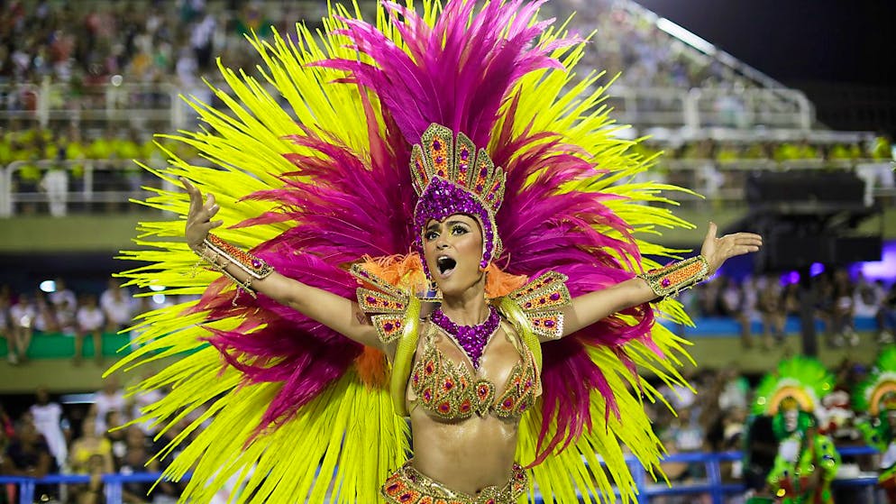 ARCHIV - Eine Tänzerin der Samba-Schule Academicos do Grande Rio tritt im Sambodrom auf. Der weltberühmte Karneval in Rio de Janeiro fällt wegen der Corona-Pandemie in diesem Jahr ganz aus. Foto: Leo Correa/AP/dpa