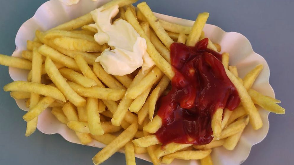 In den Nidwaldner Skigebieten dürfen die Pommes frites wieder an Tischen eingenommen werden. (Symbolbild)