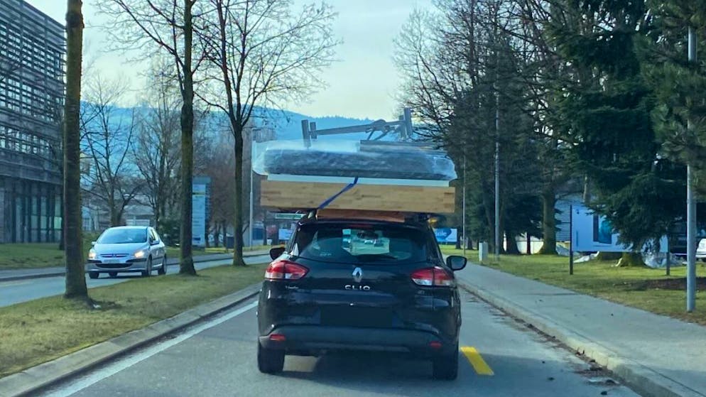 Die Zuger Polizei hat in Rotkreuz diesen Betttransport gestoppt.