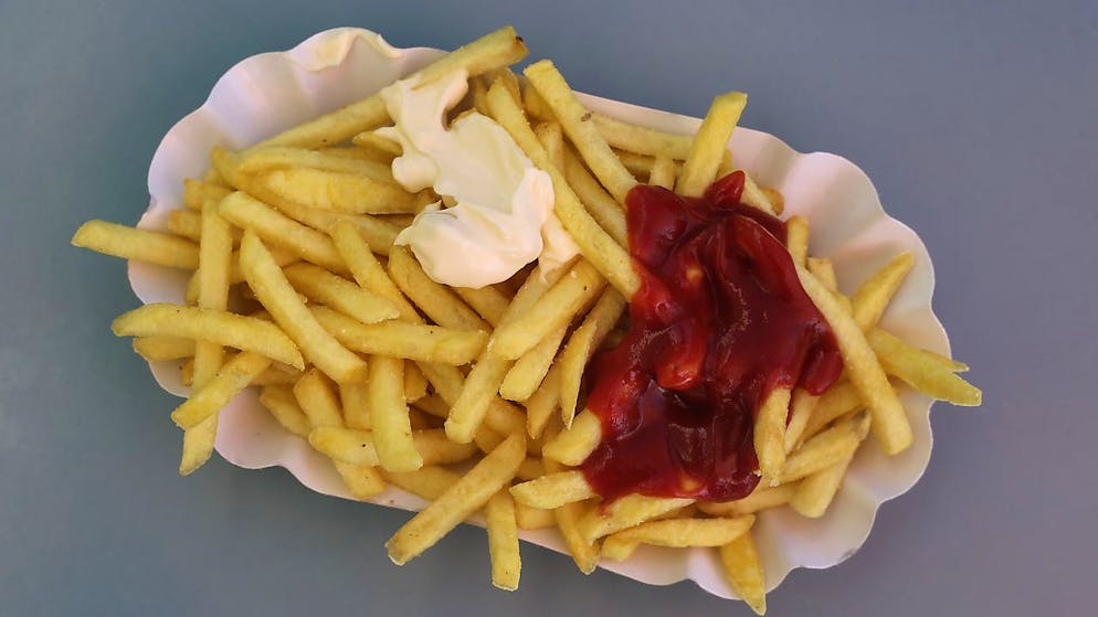 In Ob und Nidwalden dürfen Skifahrer die Pommes am Tisch essen