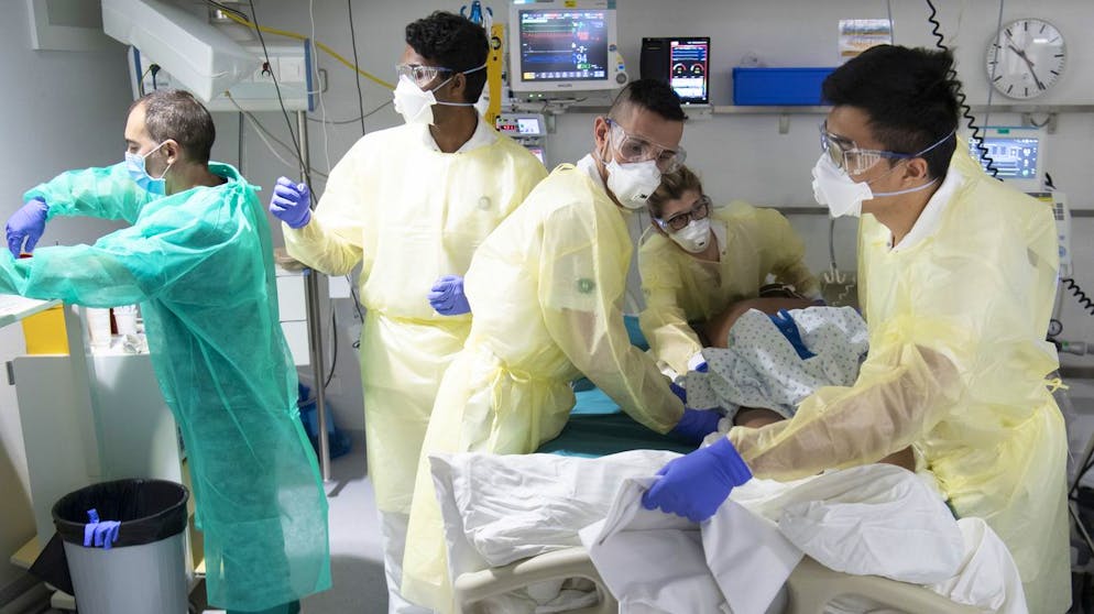 Am Universitätsspital Lausanne (CHUV) kümmern sich während der ersten Corona-Welle im April um einen Covid-Patienten: In der Romandie steigen die Infektionszahlen derzeit wieder. (Archiv)