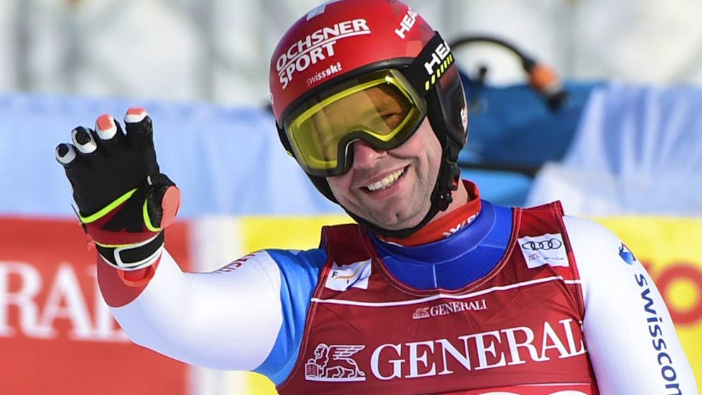 Zum 51. Mal auf dem Weltcup-Podest, zum 39. Mal in der Disziplin Abfahrt: Der zweitklassierte Berner Beat Feuz winkt im Ziel in Garmisch seinem österreichischen Konkurrenten Matthias Mayer zu, der nur um drei Hundertstel langsamer war.