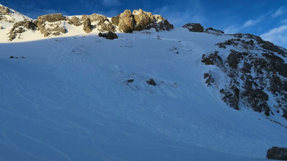Am Donnerstag wurde in Celerina im Kanton Graubünden ein Snowboarder von einer Lawine verschüttet. Er verstarb noch auf dem Lawinenkegel.
