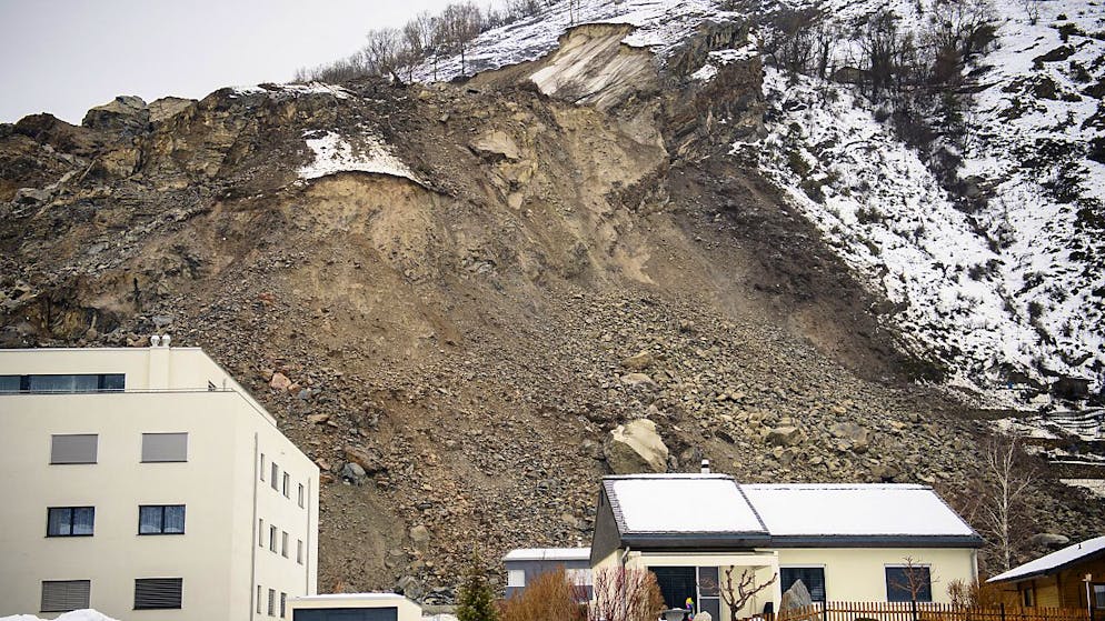 In Raron ereignete sich vor einer Woche ein Felssturz. Dutzende Menschen müssen weiter auf die Rückkehr in ihr Zuhause warten.
