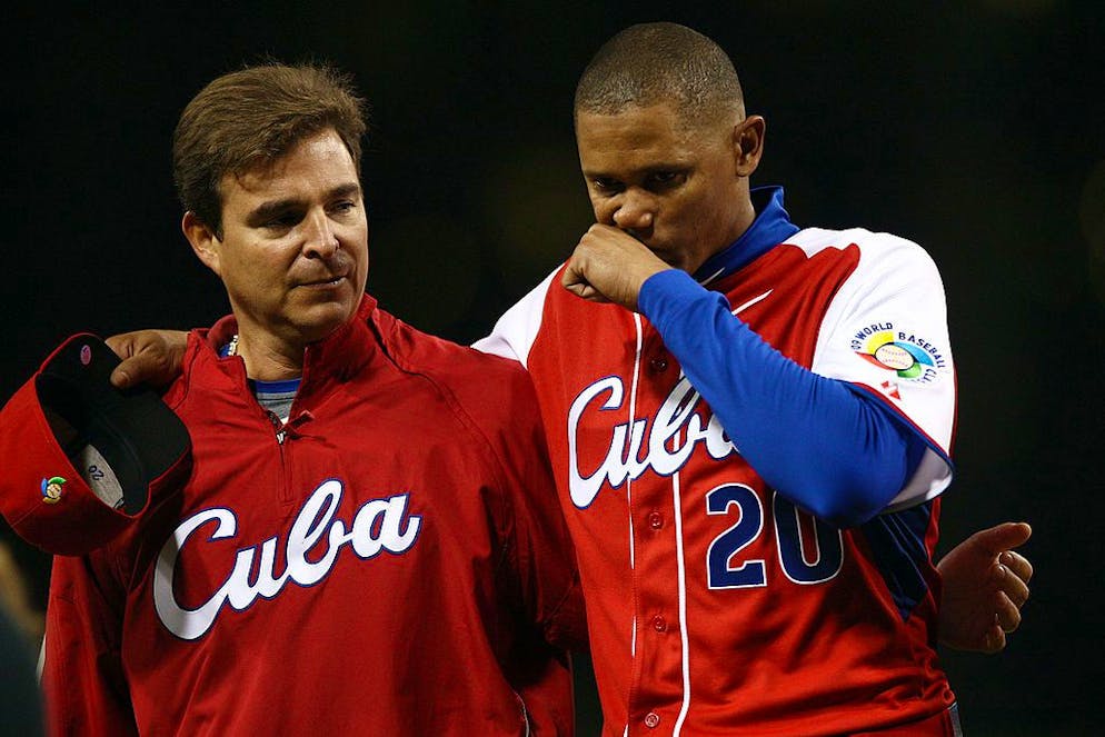 Antonio Castro (sinistra) aiuta Norge Luis Vera, gioacatore della nazionale cubana di baseball (2009)