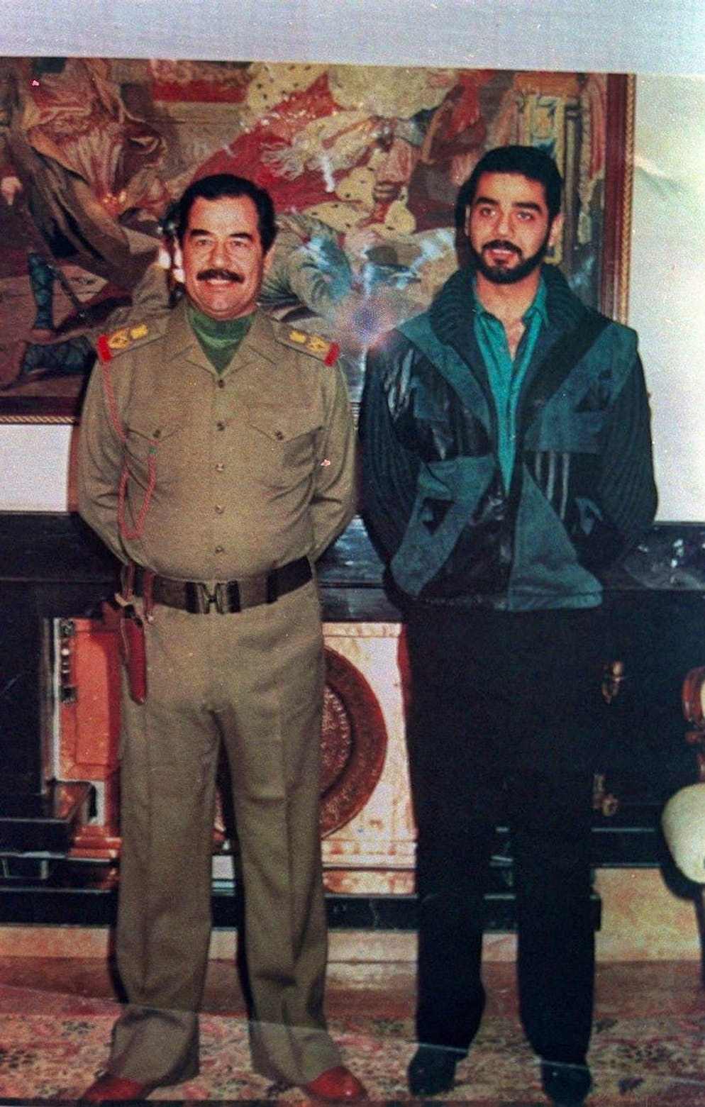 Iraqi leader Saddam Husein, left, poses with his eldest son Odai, 33, in this 1990 photo. (KEYSTONE/AP Photo/Str)