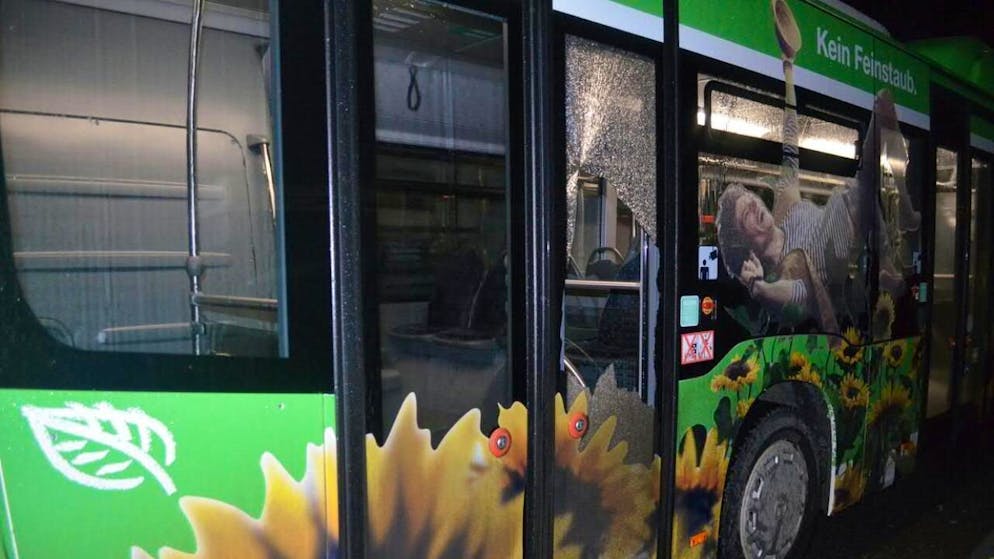 Einer der drei beschädigten Linienbusse in Grenchen SO: Der 32-jährige Vandale nutzte eine Gasdruckpistole.