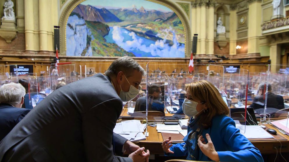 Nationalraetin Petra Goessi, FDP-SZ, rechts, spricht mit Staenderat Marco Chiesa, SVP-TI, links, waehrend der Wintersession der Eidgenoessischen Raete, am Dienstag, 15. Dezember 2020 im Nationalrat in Bern. (KEYSTONE/Anthony Anex)
