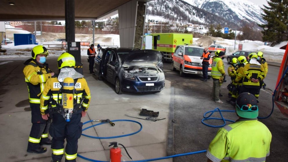Die Feuerwehr war rasch zur Stelle, weil sie zufälligerweise am Brandort vorbeifuhr. Deshalb fiel der Sachschaden bei einem Autobrand nur gering aus.