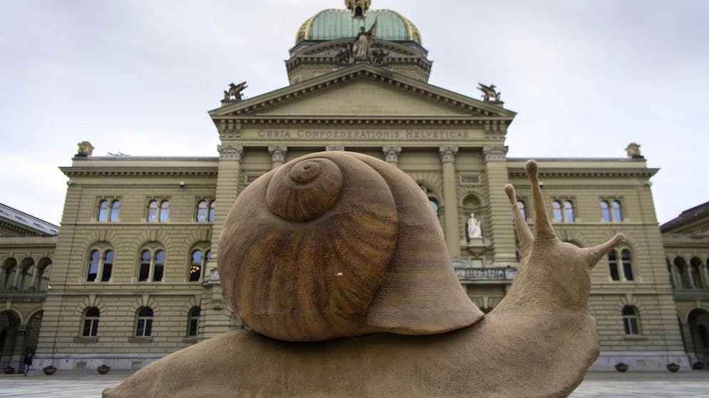 Bilder des Tages. Eine Replik der Saffa-Schnecke fotografiert vor der Schweizer Nationalbank während einer Jubiläumsaktion organisiert von Bern Welcome, zu 50 Jahren Frauenstimm- und -wahlrecht. (06.02.2021)