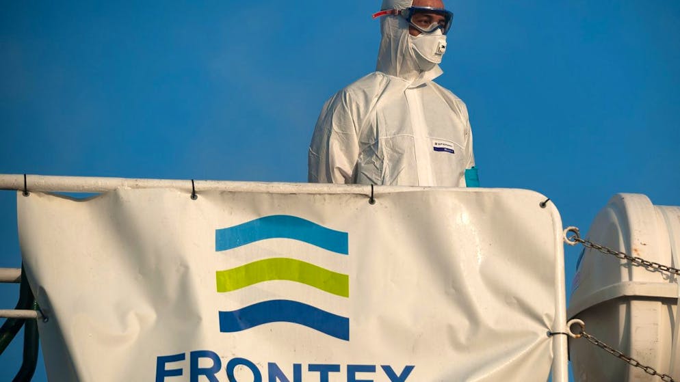 Ein Mitglied der Europäischen Agentur für die Grenz- und Küstenwache (Frontex) steht auf einem Patrouillenboot am Hafen von Malaga in Spanien. (Archivbild)