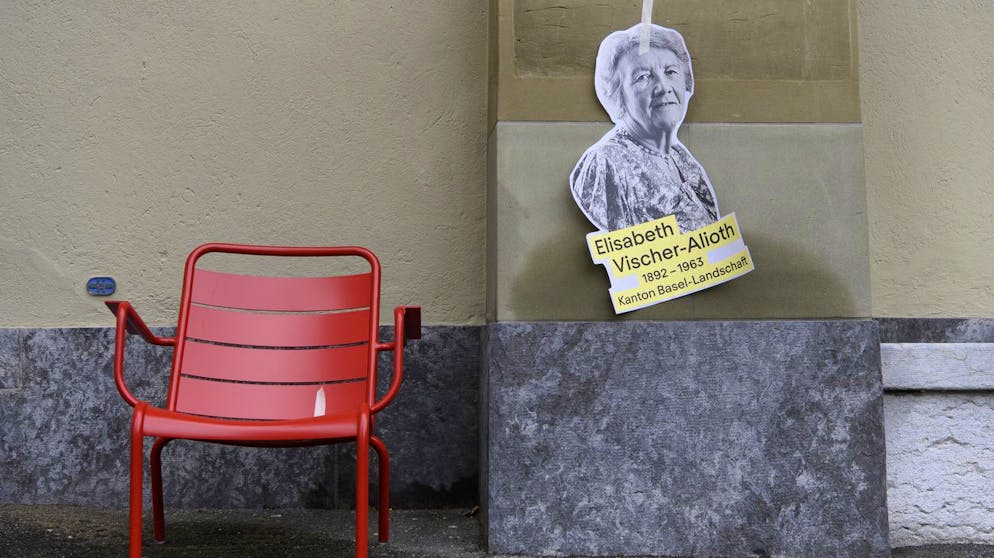 Bilder des Tages. Ein Porträt von Elisabeth Vischer-Alioth wartet darauf, an eine Hauswand geklebt zu werden, während der Vorbereitungen zur Ausstellung «Hommage 2021: Porträts von mutigen Frauen in der Berner Altstadt». (06.02.2021)