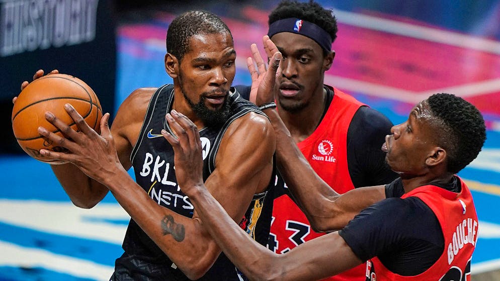 Kevin Durant (l.) konnte nur einen Teil des Matches gegen die Toronto Raptors spielen.