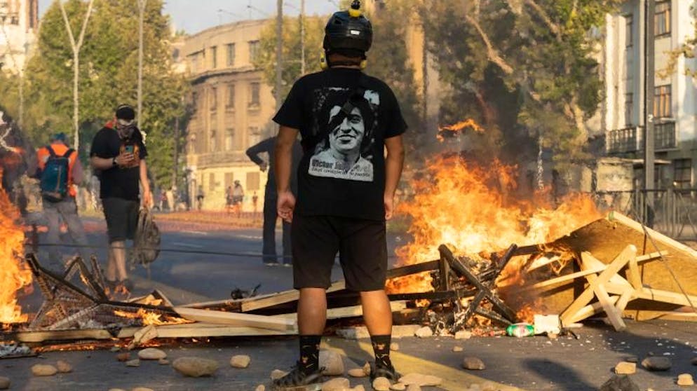 Nach tödlichen Schüssen eines Polizisten auf einen Straßenkünstler ist es im Süden von Chile zu heftigen Ausschreitungen gekommen. Demonstranten steckten unter anderem das Rathaus der Stadt Panguipulli in Brand.