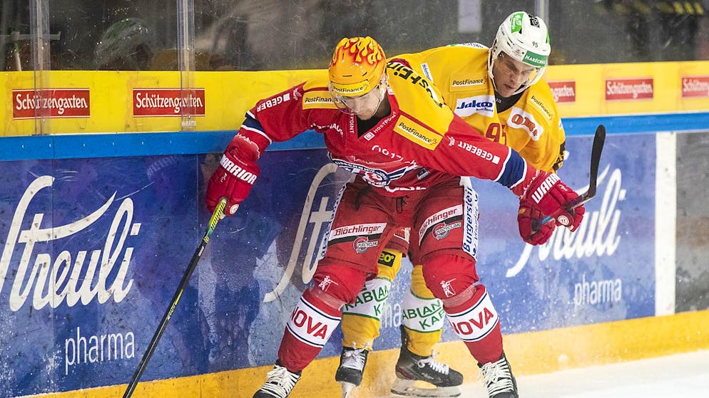 Rapperswils Topskorer Roman Cervenka (links) ist vor Langnaus Luca Christen am Puck. Am Ende feiern die Lakers gegen die Emmentaler einen wichtigen Sieg