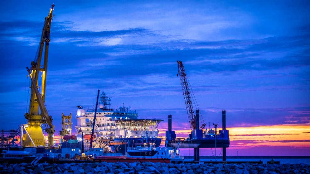 Das russische Verlegeschiff «Akademik Tscherski» liegt vor Sonnenaufgang im Hafen Mukran auf der Insel Rügen. Die Nord Stream 2 AG hat mit dem Weiterbau der umstrittenen deutsch-russischen Ostseepipeline begonnen.