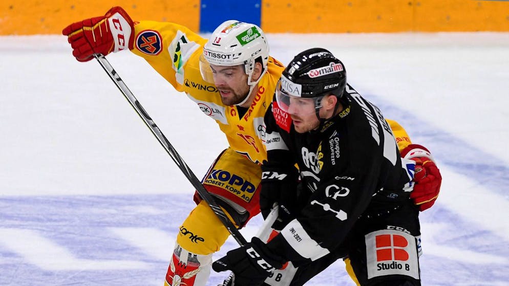 Mikkel Bödker (rechts) erzielt wie Raffaele Sannitz einen Shorthander. Er war damit einer der Hauptbeteilligten beim Sieg gegen Biel