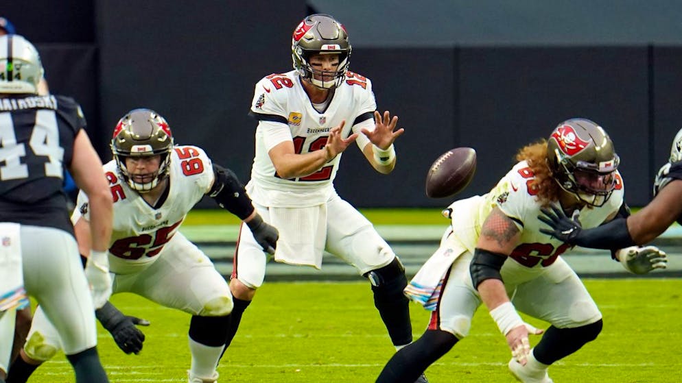 Der eine grosse Super Bowl Protagonist: Quarterback Tom Brady (Nr. 12 in weiss) von den Tampa Bay Buccaneers.