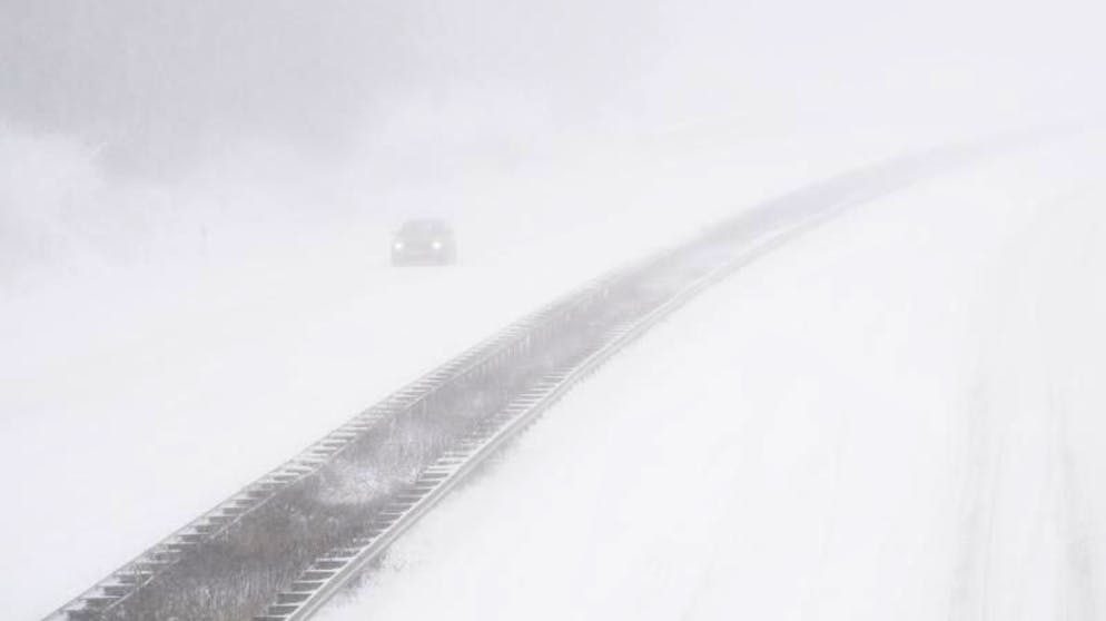 Bilder des Tages. Irgendwo dort versteckt sich die A7: Nahe Hannover herrscht dichtes Schneetreiben auf der Autobahn.
