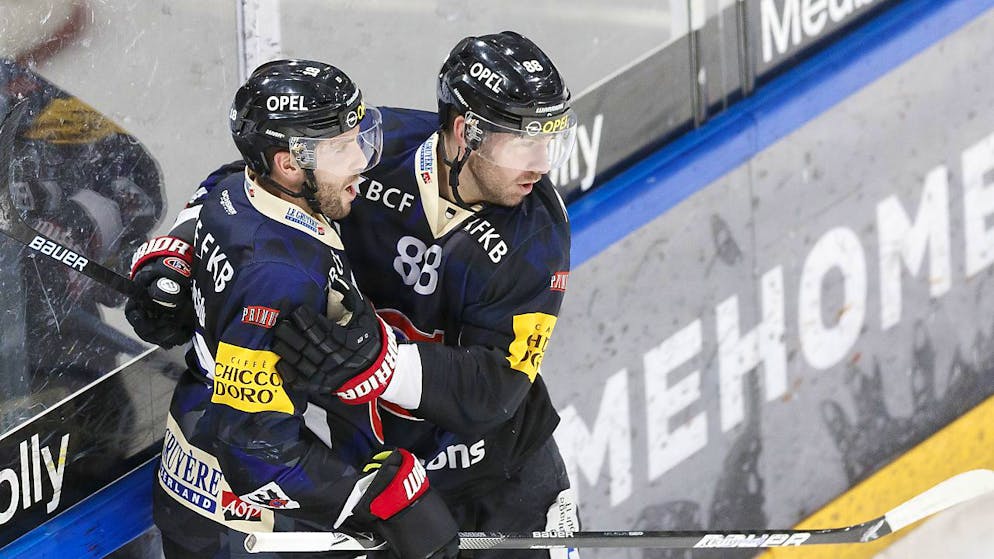 Ryan Gunderson (links) und Christopher DiDomenico (rechts) führten Fribourg zum Sieg über die ZSC Lions