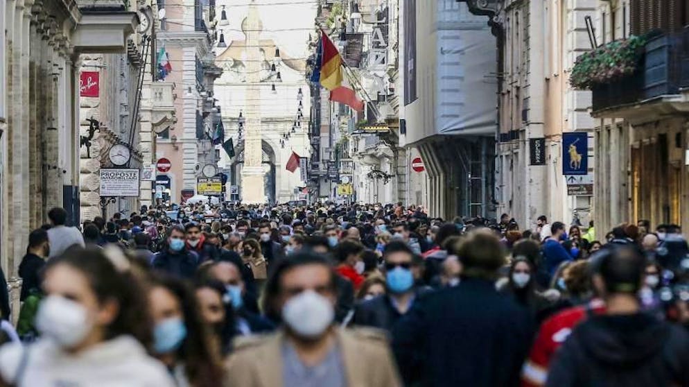 Bilder des Tages. Menschen drängen sich in der Einkaufsstrasse Via del Corso in Rom nachdem die Corona-Massnahmen gelockert wurden.