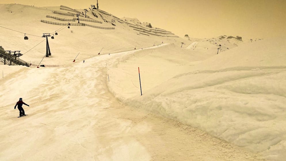 Bilder des Tages. Sahara-Sand färbt Schnee und Himmel orange im Skigebiet Anzère in der Schweiz.
