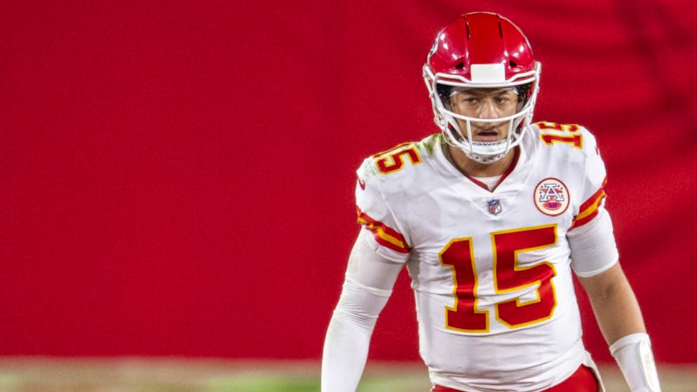 ... und sein 18 Jahre jüngerer Widersacher Patrick Mahomes (Nr. 15) von den Kansas City Chiefs.