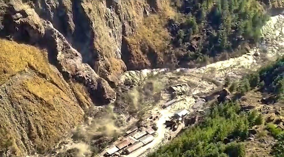 Un pezzo di ghiacciaio è crollato a valle, provocando l'improvviso innalzamento del fiume, che ha praticamente cancellato tutto sulla sua discesa.