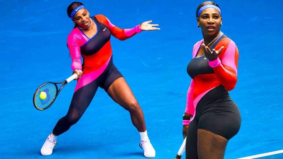 Serena Williams trägt in Melbourne einen «Catsuit» in den Farben schwarz, pink und rot.