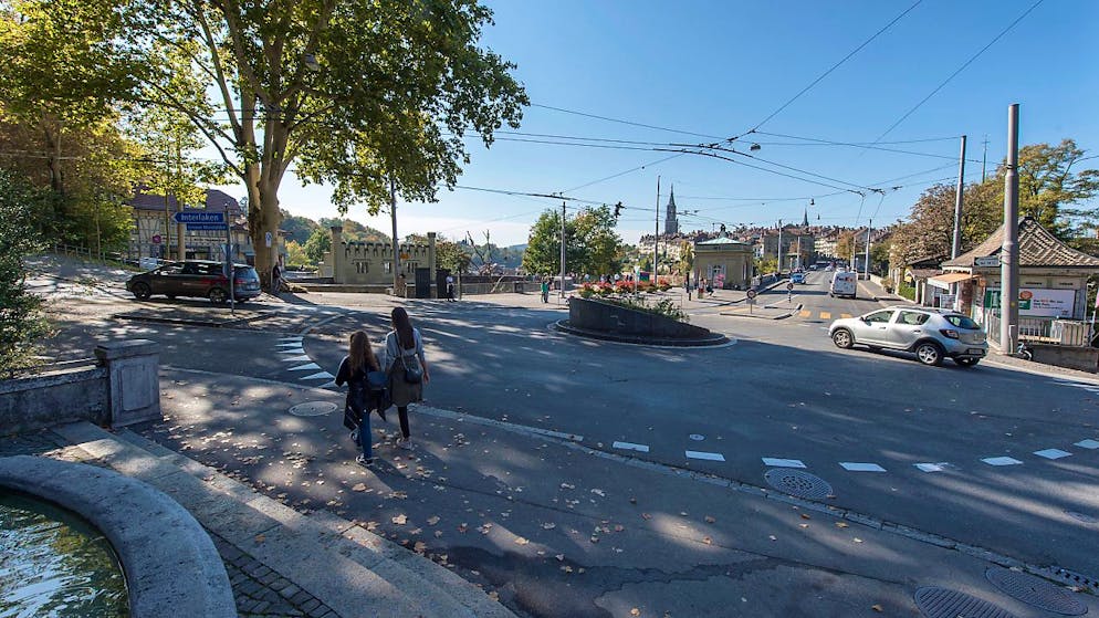 Rechts unterhalb des Kiosks am östlichen Ende der Nydeggbrücke (Bild) sollen die zwei Behindertenparkplätze angelegt werden. (Archivbild)