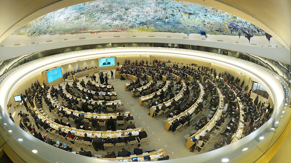 ARCHIV - Hier nehmen zukünftig auch wieder Vertreter der USA ihren Platz ein: Der Sitzungssaal des Menschenrechtsrates der Vereinten Nationen in Genf. Foto: Rainer Jensen/dpa