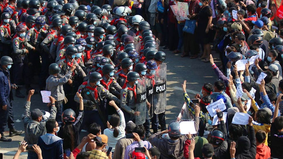 In Myanmars Hauptstadt Naypyitaw treffen Demonstranten am Montag auf schwer bewaffnete Sicherheitskräfte.