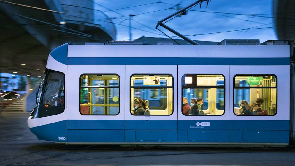 Passagiere mit Hygienemasken fahren mit dem Tram, fotografiert in der Daemmerung am 29. September 2020 in Zuerich. (KEYSTONE/Gaetan Bally)