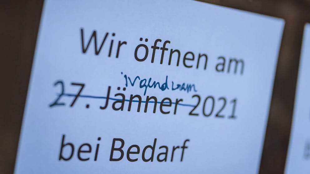 ABD0110_20210204 - MAYRHOFEN - ÖSTERREICH: ++ THEMENBILD ++ ZU APA0146 VOM 4.2.2021 - Der Aushang eines Restaurants aufgenommen am Donnerstag, 4. Februar 2021, in Mayrhofen. Tirols Landeshauptmann Günther Platter (ÖVP) hat am Donnerstag einer möglichen Isolation Tirols aufgrund der Ausbreitung der südafrikanischen Coronavirus-Variante eine Absage erteilt. - FOTO: APA/EXPA/JFK