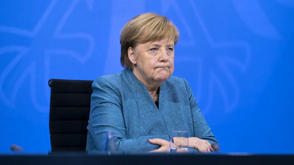 epa08980415 German Chancellor Angela Merkel attends a press conference after the discussion about vaccine supplies in Germany and a national vaccination strategy in Berlin, Germany, 01 February 2021. German Chancellor had a video conference with Minister Presidents of the federal states and representatives of the vaccine manufacturers and the EU Commission to discuss current vaccine situation amid coronavirus lockdown. EPA/HENNING SCHACHT / POOL