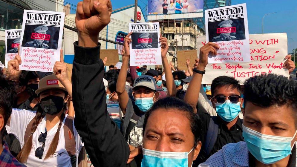 Auch in der Stadt Yangon protestieren Menschen gegen den Militärputsch in Myanmar.