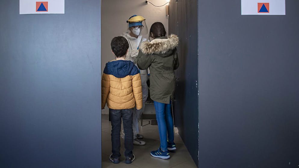 Wegen den mutierten Coronavirus-Varianten schickt Basel-Stadt rascher als früher auch ganze Schulklassen in Quarantäne. (Symbolbild)