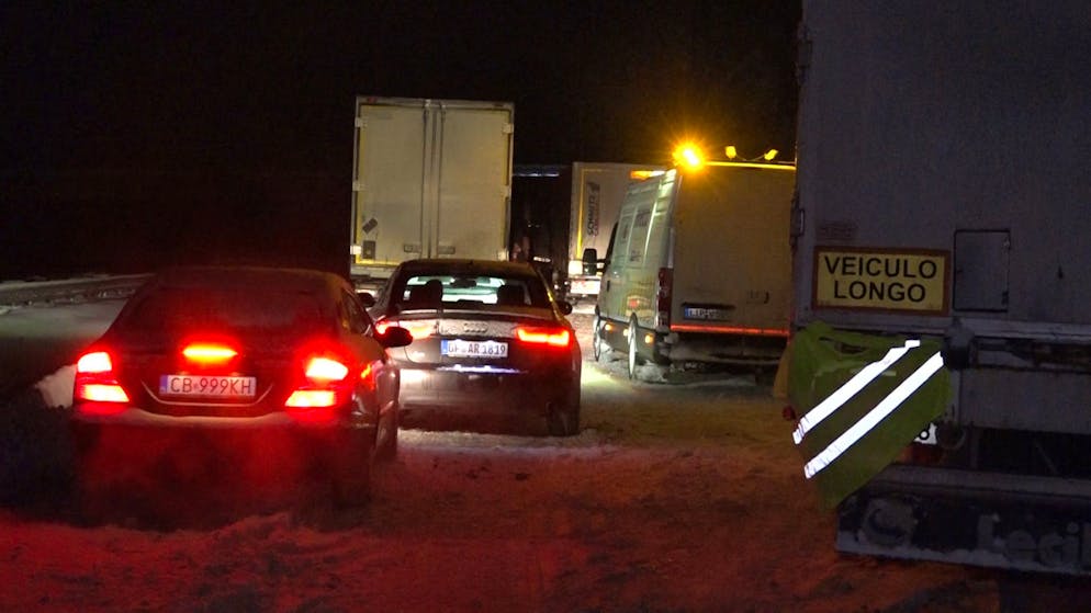 Fahrzeuge stehen auf der Autobahn A2 bei Bielefeld.
