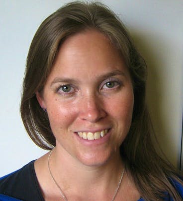 Sarah Stidwill ist Ernährungsberaterin, hat einen Bachelor in Psychologie und arbeitet als Fachberaterin bei der Arbeitsgemeinschaft Ess-Störungen AES