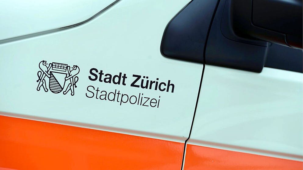 Wie und warum ein Mann am Donnerstag bei einem Streit mit drei Frauen an der Zürcher Bahnhofstrasse verletzt wurde, wird von der Polizei untersucht. (Symbolbild)