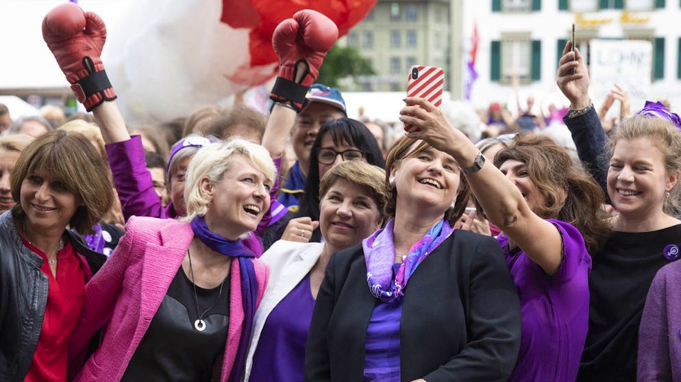 Sibel Arslan, Nationalraetin GP-BS, rechts, macht ein Selfie mit Nationalratspraesidentin Marina Carobbio Guscetti, Bundesraetin Viola Amherd und Nationalraetin Isabelle Moret, von rechts, bei einer Kundgebung zum Frauenstreik auf dem Bundesplatz, am Freitag, 14. Juni 2019 in Bern. (KEYSTONE/Peter Klaunzer)