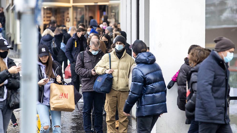 Warteschlangen an der Bahnhofstrasse in Zürich am 18. Januar, dem letzten Tag vor dem Lockdown. Ab heute Montag dürfen die Geschäfte wieder öffnen. (Archivbild)