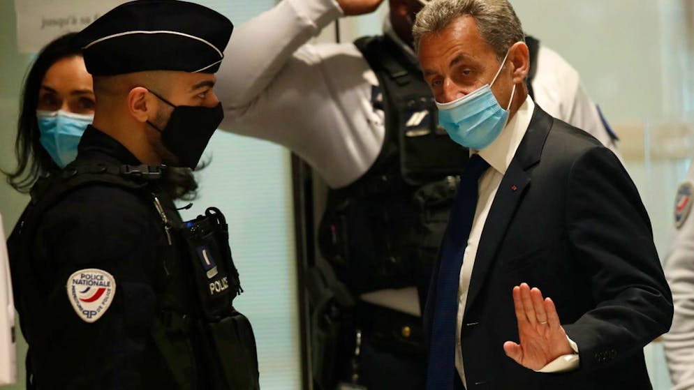 dpatopbilder - Nicolas Sarkozy, ehemaliger Präsident von Frankreich, trifft im Gerichtssaal ein. Im aufsehenerregenden Prozess gegen Frankreichs ehemaligen Präsidenten Sarkozy wird an diesem Montag das Urteil erwartet. Der 66-Jährige muss sich mit zwei weiteren Beschuldigten wegen mutmaßlicher Bestechung und unerlaubter Einflussnahme verantworten. Foto: Michel Euler/AP/dpa