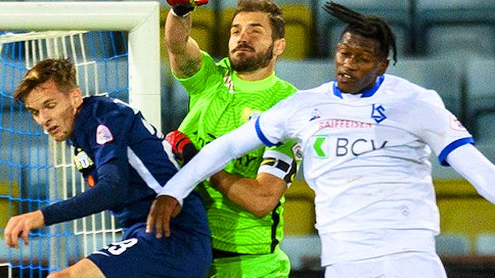 Joël Monteiro im Lausanner Trikot im Luftkampf gegen die Zürcher Yanick Brecher und Fabian Rohner.