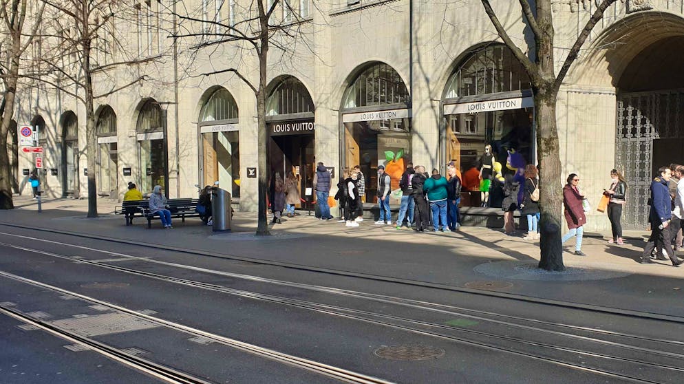 Auf der Sonnenseite: Schlange vor Louis Vuitton in der Zürcher Bahnhofsstrasse.