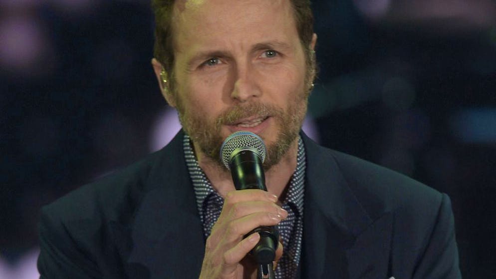 Non solo musica. Jovanotti a Belve: «Ho fatto pipì accanto a Berlusconi. Del flirt con Valeria Marini non parlo»