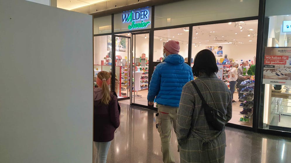 Kleines, gefragtes Fachgeschäft: Schlange vor dem Kinderschuhgeschäft Walder Junior.
