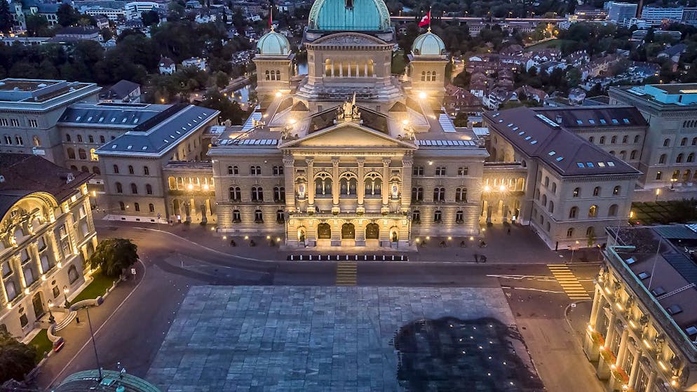 Im Bundeshaus behandeln National- und Ständerat in den nächsten drei Wochen zahlreiche umstrittene Dossiers - von Corona, über die AHV bis zur Landwirtschaft. (Archivbild)