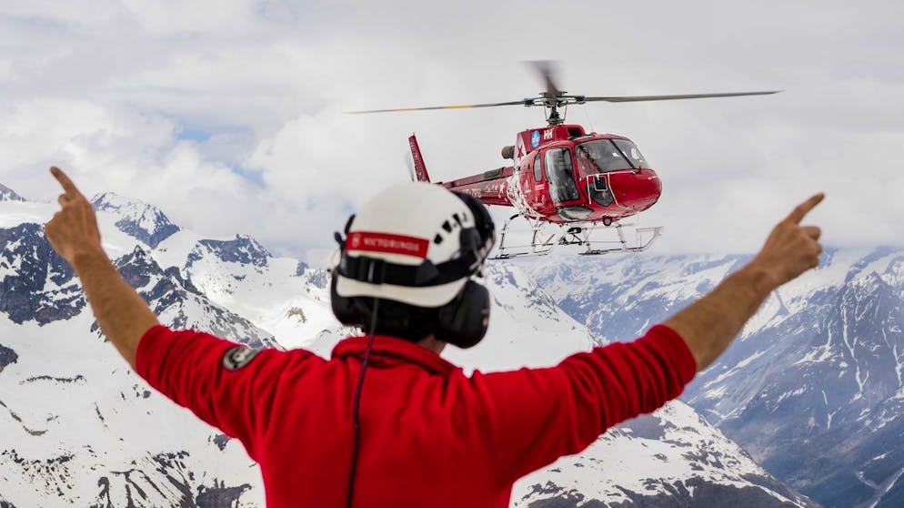 Die Rettungskräfte mussten 2020 besonders häufig in den Bergen ausrücken. Im Bild: ein Übungseinsatz der Air Zermatt. (Archivbild)