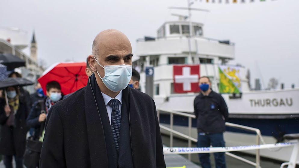 Das Thurgauer Impfschiff - im Bild Bundesrat Alain Berset bei seinem Besuch Anfang Februar - bleibt bis Ende Mai in Betrieb (Archivbild).